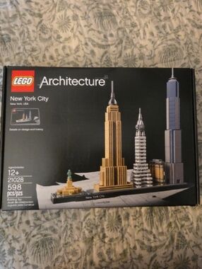 Lego Architecture New York City Skyline Set - Black, Gold, White
